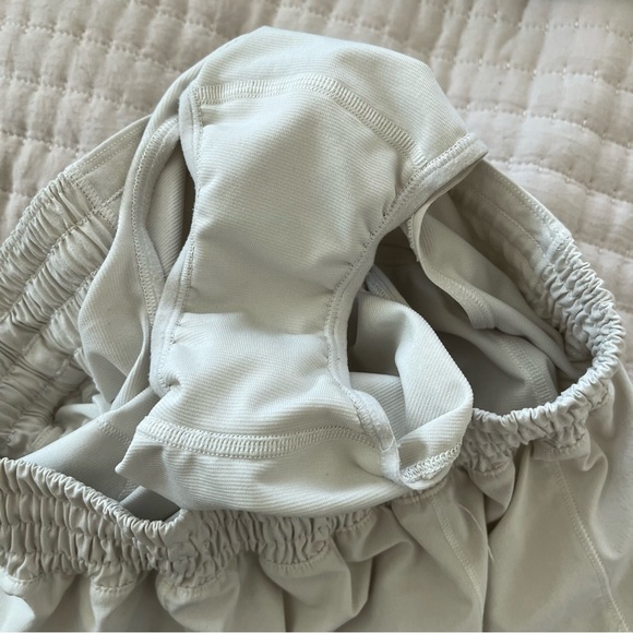 Lululemon Athletica Women's 6 Speed Shorts. - Picture 7 of 8